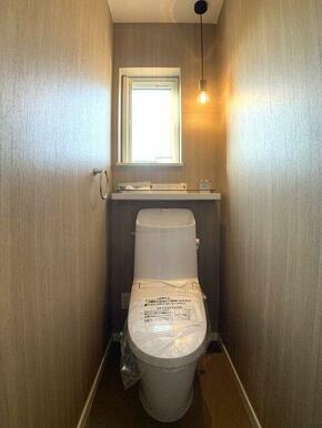 ２階トイレ：ペンダントライトがお気にいり。