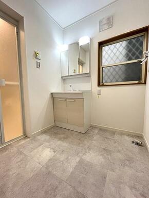 「脱衣所」洗面台を新品交換し、クッションフロア・クロスを張り替えました。