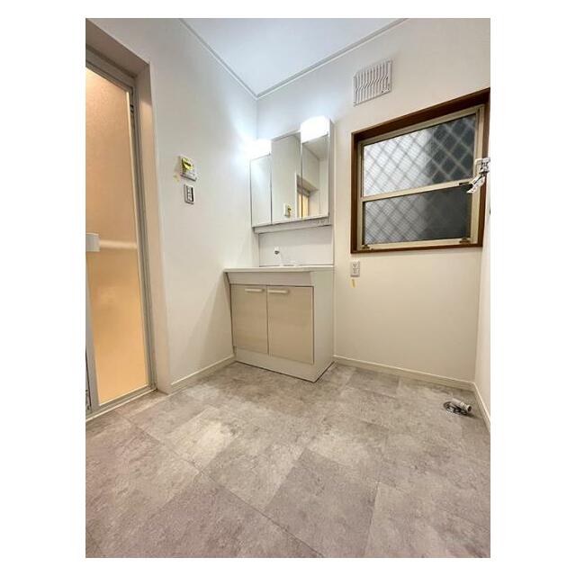 「脱衣所」洗面台を新品交換し、クッションフロア・クロスを張り替えました。