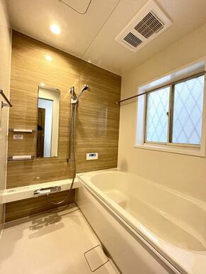 「浴室」ナチュラルウッドのアクセントパネルで、落ち着く空間です。