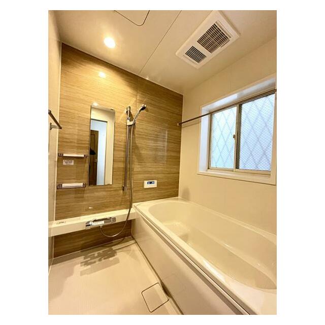 「浴室」ナチュラルウッドのアクセントパネルで、落ち着く空間です。