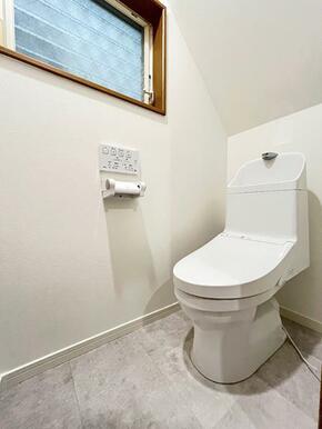 「1階トイレ」新品交換し、クッションフロアやクロスも張り替えております。