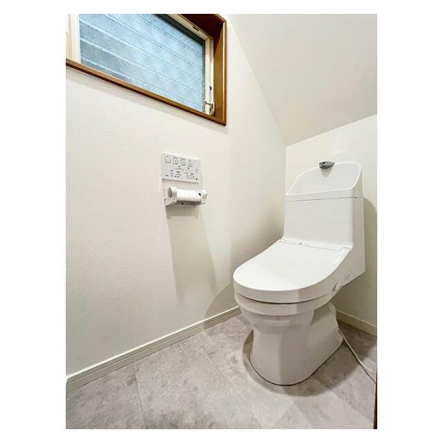 「1階トイレ」新品交換し、クッションフロアやクロスも張り替えております。