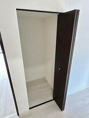 「廊下」物入れもございます。