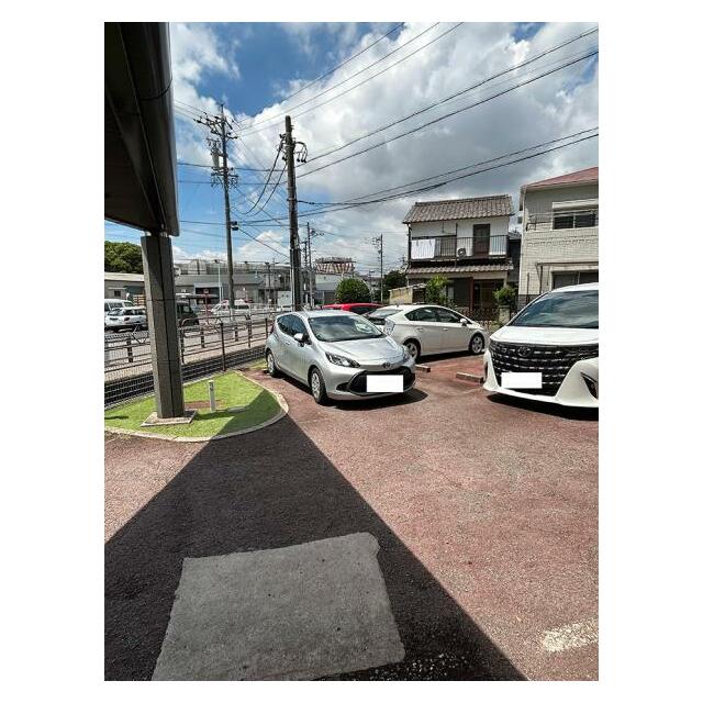 「駐車場」敷地内に駐車場ございます。