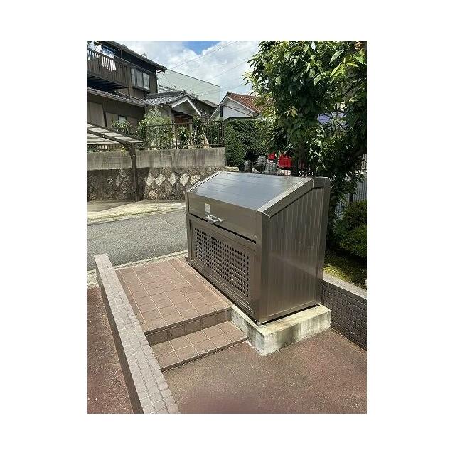 「共用部」ゴミ捨て場もございます。