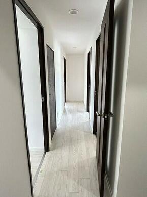 「廊下」クロス張替え済みです。