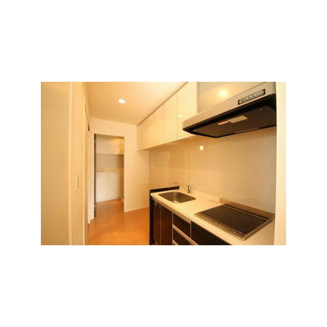 玄関入ってキッチンです！上部に棚があって便利です！奥側が玄関です！