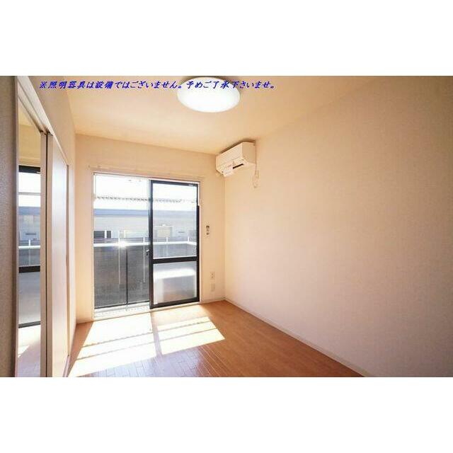≪５，１帖洋室≫キッチン続きの洋室です。エアコン一基、【室内洗濯物干し　ホスクリーン】。照明器具は…