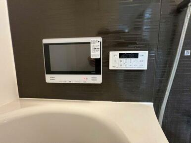 お風呂にテレビあります（※写真は102号室のもの）