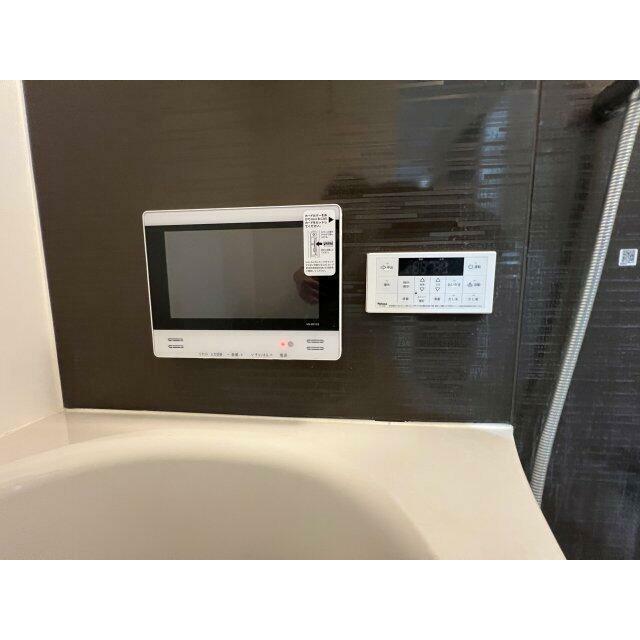 お風呂にテレビあります（※写真は102号室のもの）