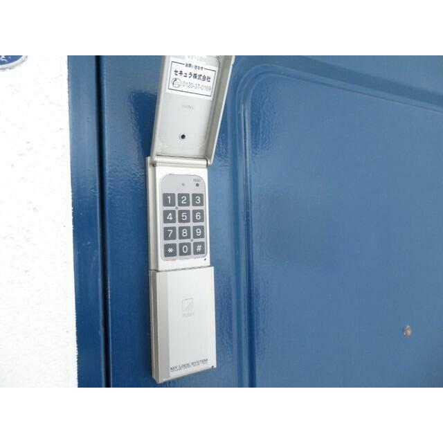 玄関はテンキー式のオートロックで鍵の保管不要