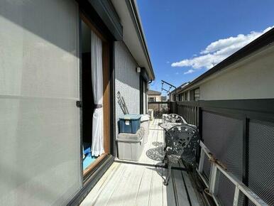 幅が広いバルコニーです