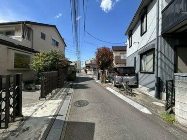 一方通行の前面道路で車通りが少なく、静かに過ごせます