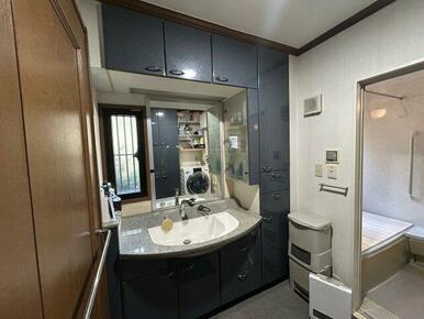 開放的な脱衣洗面室です。カラーも統一されています。