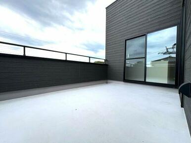 お洗濯にも便利なバルコニー付き