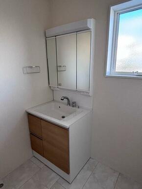 一日の始まりは洗面所から。さぁ顔を洗って気合を入れよう（1号棟）