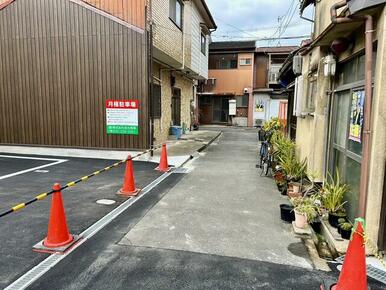 駐車場の前面道路です。