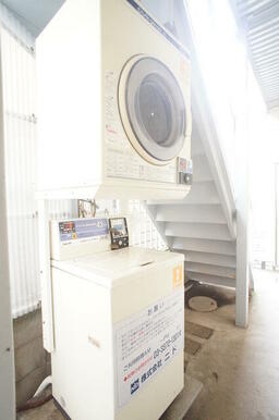 共用のコインランドリーです♪便利です☆