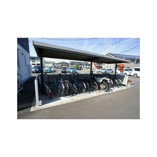 敷地内に屋根付駐輪場があります◎
