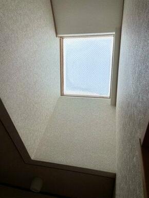 天窓です。室内に光が差し、明るいです。