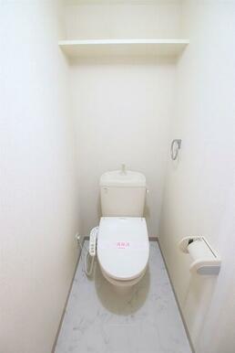 上部棚収納つきの清潔感あるトイレです。