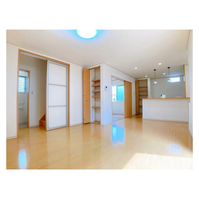 LDK　約18帖のLDKは、クロスの張替えによって内装の雰囲気も一新しました