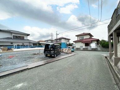 閑静な住宅街です。接道距離が長く駐車も楽々です。