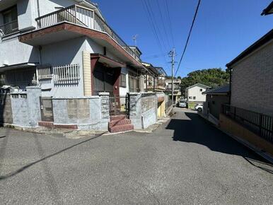 前面道路含む現地写真です