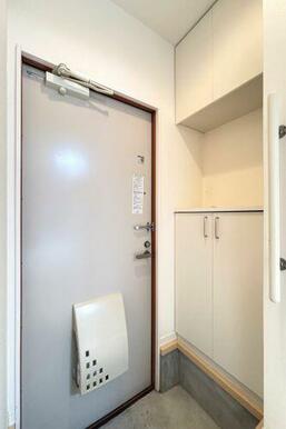 スは豊富な収納力。可変式の棚になっているのでブーツもすっきり収納ができます。カウンターに小物などを…