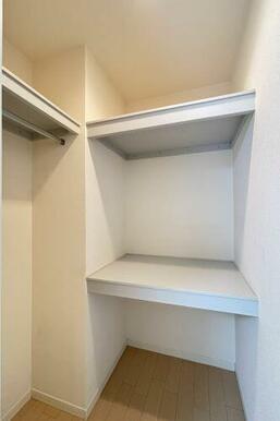 長い丈の衣類もハンガーにかけたまま収納できるハンガーパイプや、衣装ケース収納に便利な中段や、小物収…