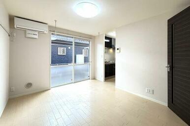 雨天・曇天時だけでなく花粉対策や防犯上、人目を避けたい洗濯物の室内干しに役立つホスクリーン付き♪伸…