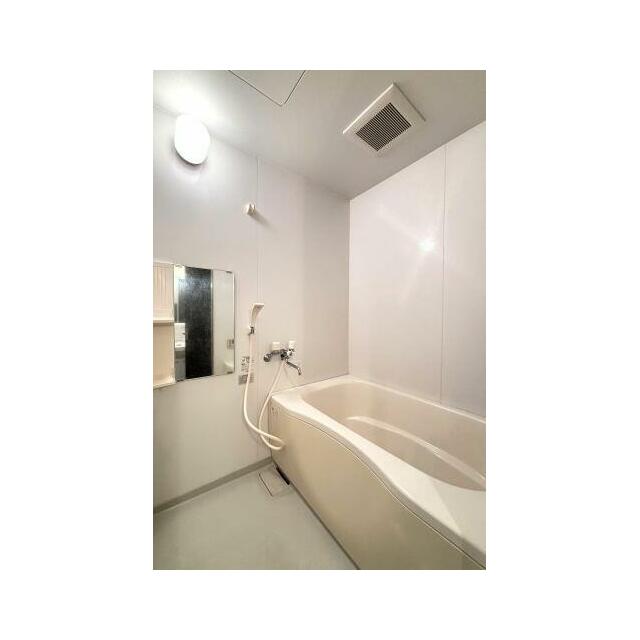 白系で統一され、明るく清潔感あるバスルームは、沸かし直しができて経済的な追焚給湯機能付き♪