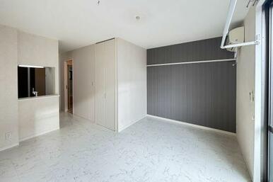 【洋室８．３帖】清潔感のある白を基調に明るくシンプルなコーディネーションは、部屋を明るくやさしい印…