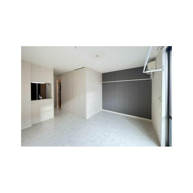 【洋室８．３帖】清潔感のある白を基調に明るくシンプルなコーディネーションは、部屋を明るくやさしい印…