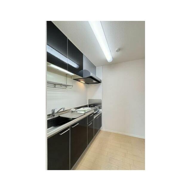 扉パネルを鏡面仕上げの黒で統一し、モダンな印象のキッチン♪上下に収納が豊富なのでキッチン周りをきれ…