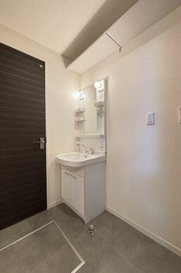 鏡の両脇に収納スペースを確保した洗髪洗面化粧台は、水栓がリフトアップするので洗髪もラクラク♪忙しい…