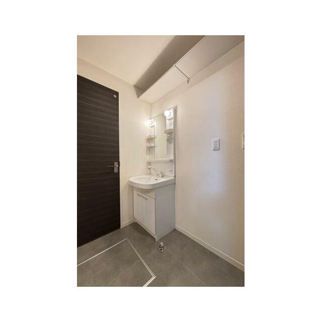 鏡の両脇に収納スペースを確保した洗髪洗面化粧台は、水栓がリフトアップするので洗髪もラクラク♪忙しい…