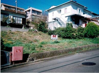 隣地は居住されています。けっして、孤独の地ではありません。左下は、放水ホース収納庫とゴミ集積所です。