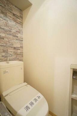 【トイレ】洗浄付暖房便座のトイレです。