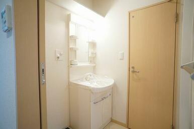 【洗面所】シャワータイプの独立洗面化粧台は身支度やお掃除に便利です。