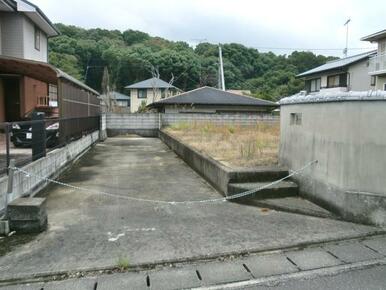 道路より敷地を望む