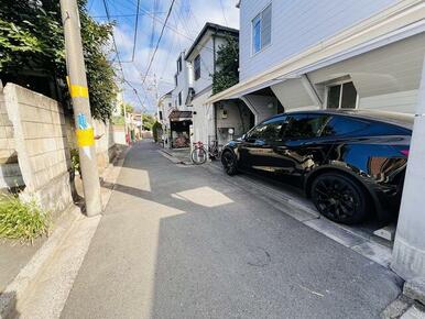 周辺は車通りも少なく、小さなお子さまがいらっしゃるご家庭にも安心して生活していただけます。