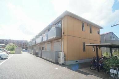 敷地内舗装駐車場、別途契約月額４，４００円（税込）