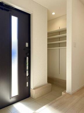 人を迎え入れる最初の場所だから、清潔感があり余裕ある空間に。