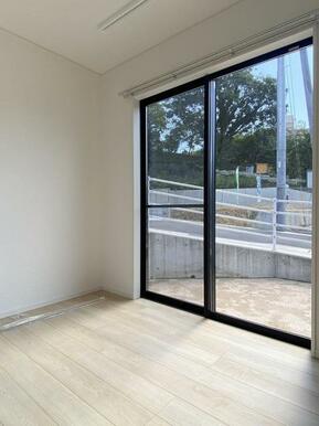 1階の納戸には室内物干しが付いているので雨の日も安心♪