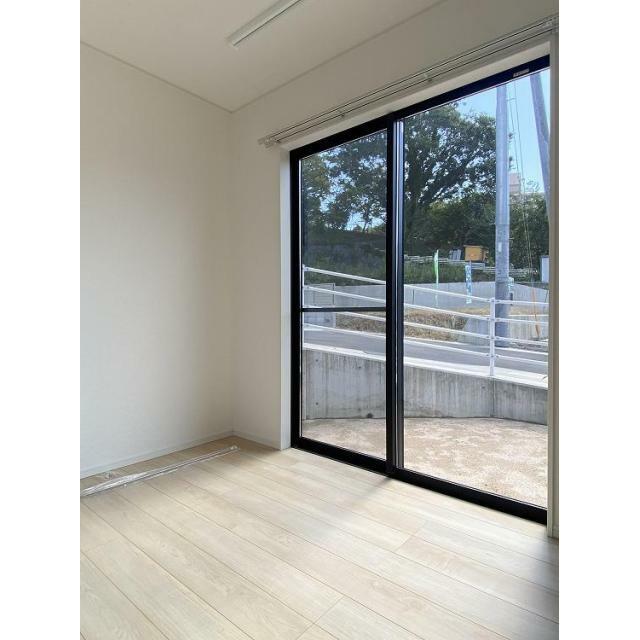 1階の納戸には室内物干しが付いているので雨の日も安心♪