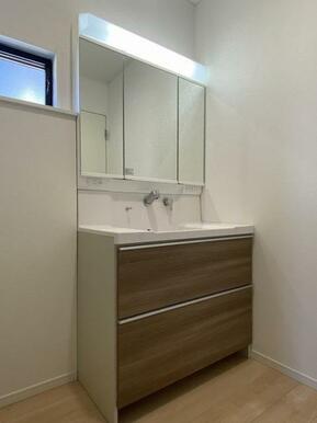 収納力を備えた三面鏡洗面台を採用♪