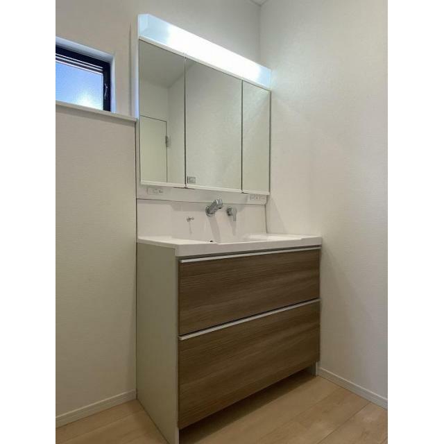 収納力を備えた三面鏡洗面台を採用♪