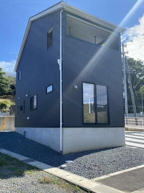 一本中に入った通りなので、車の交通量も少なく静かに過ごせます